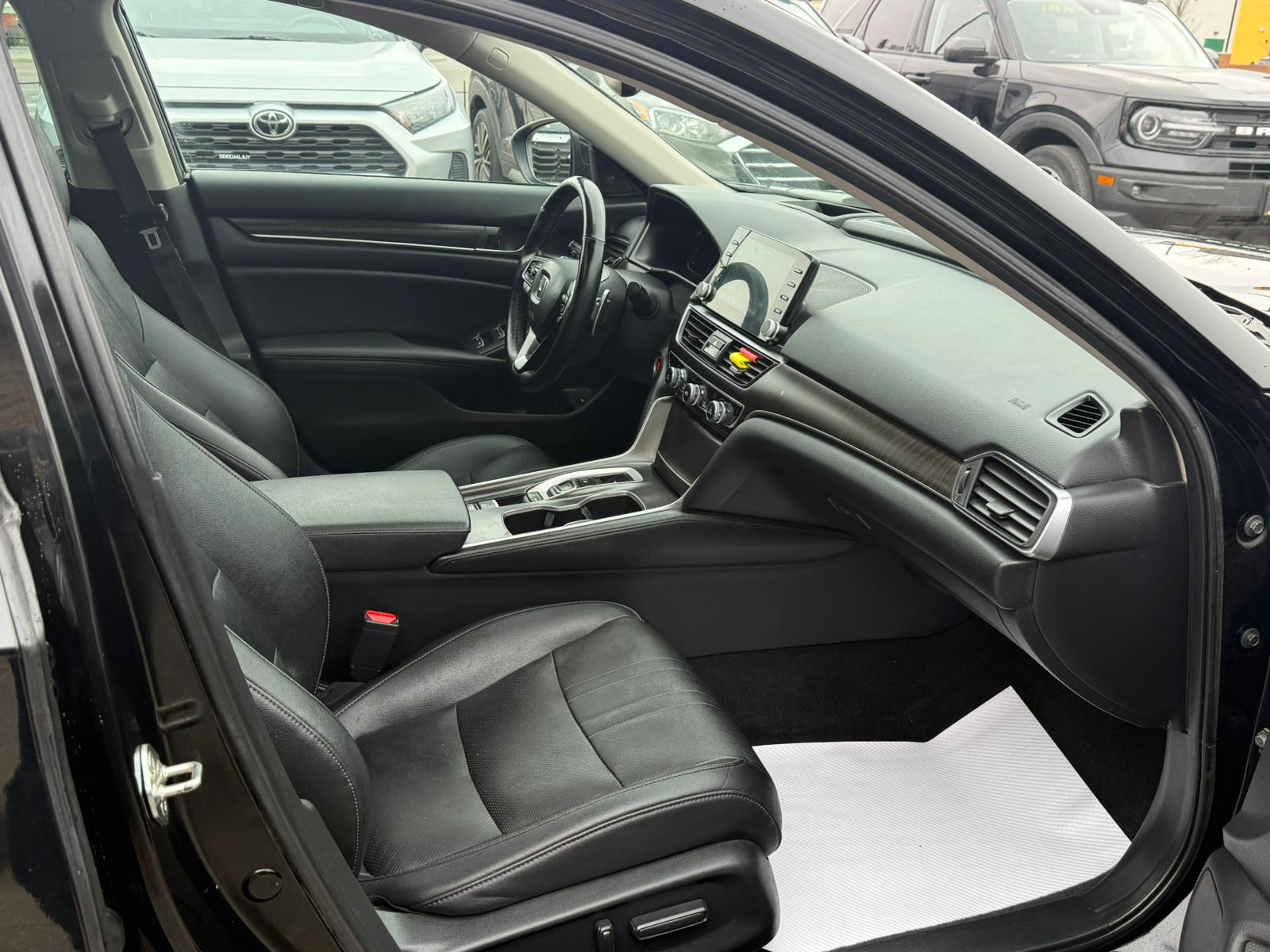 2019 Honda Accord Sedan — view 11