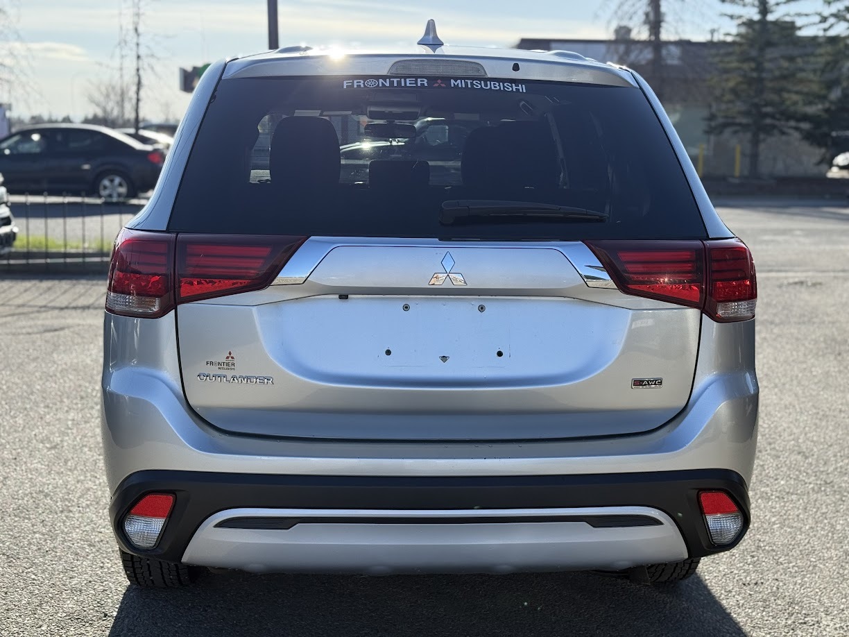2020 Mitsubishi Outlander — view 5