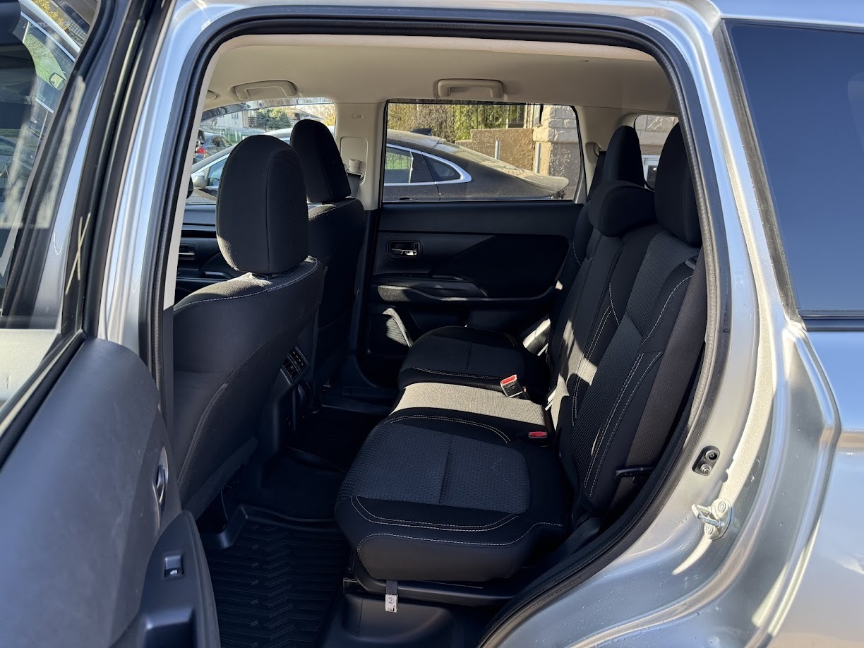 2020 Mitsubishi Outlander — view 9
