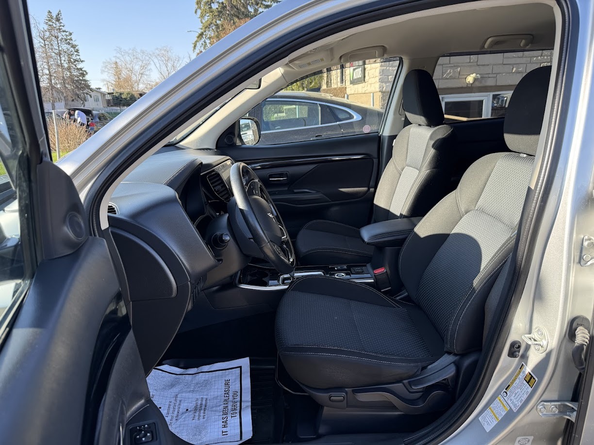 2020 Mitsubishi Outlander — view 8