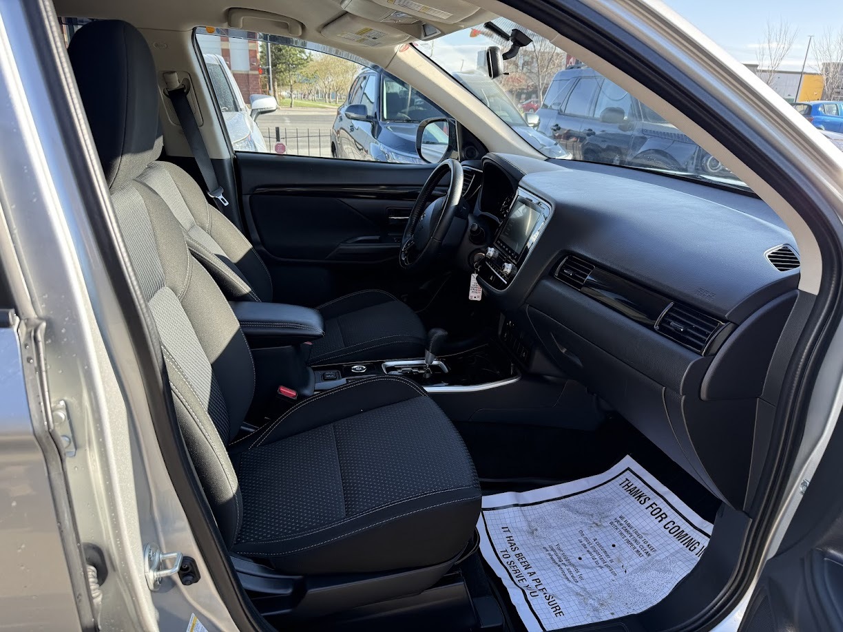 2020 Mitsubishi Outlander — view 11