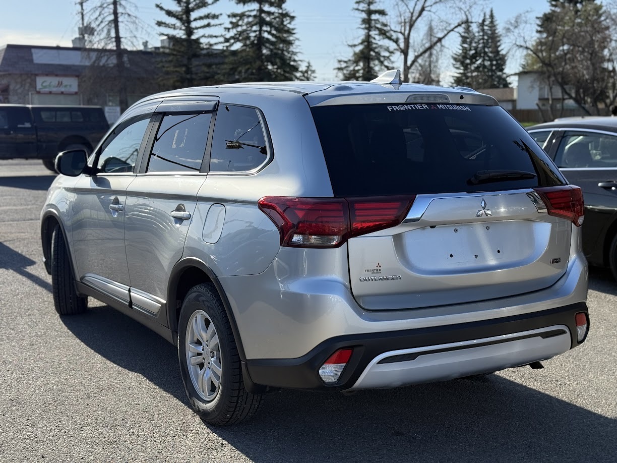 2020 Mitsubishi Outlander — view 7