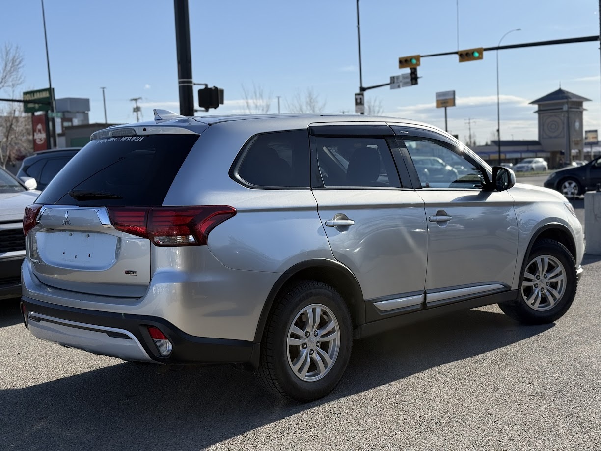 2020 Mitsubishi Outlander — view 4