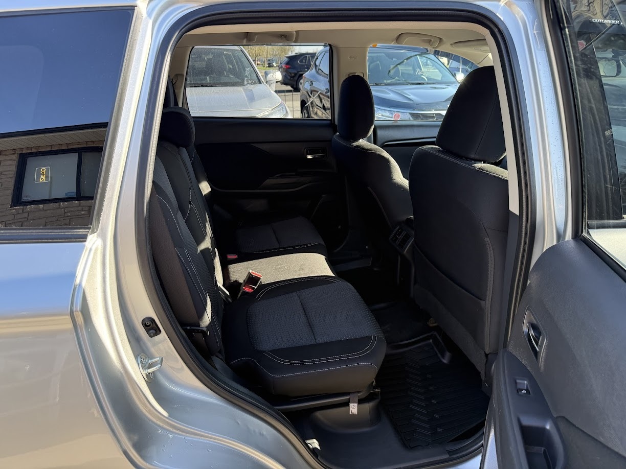2020 Mitsubishi Outlander — view 10