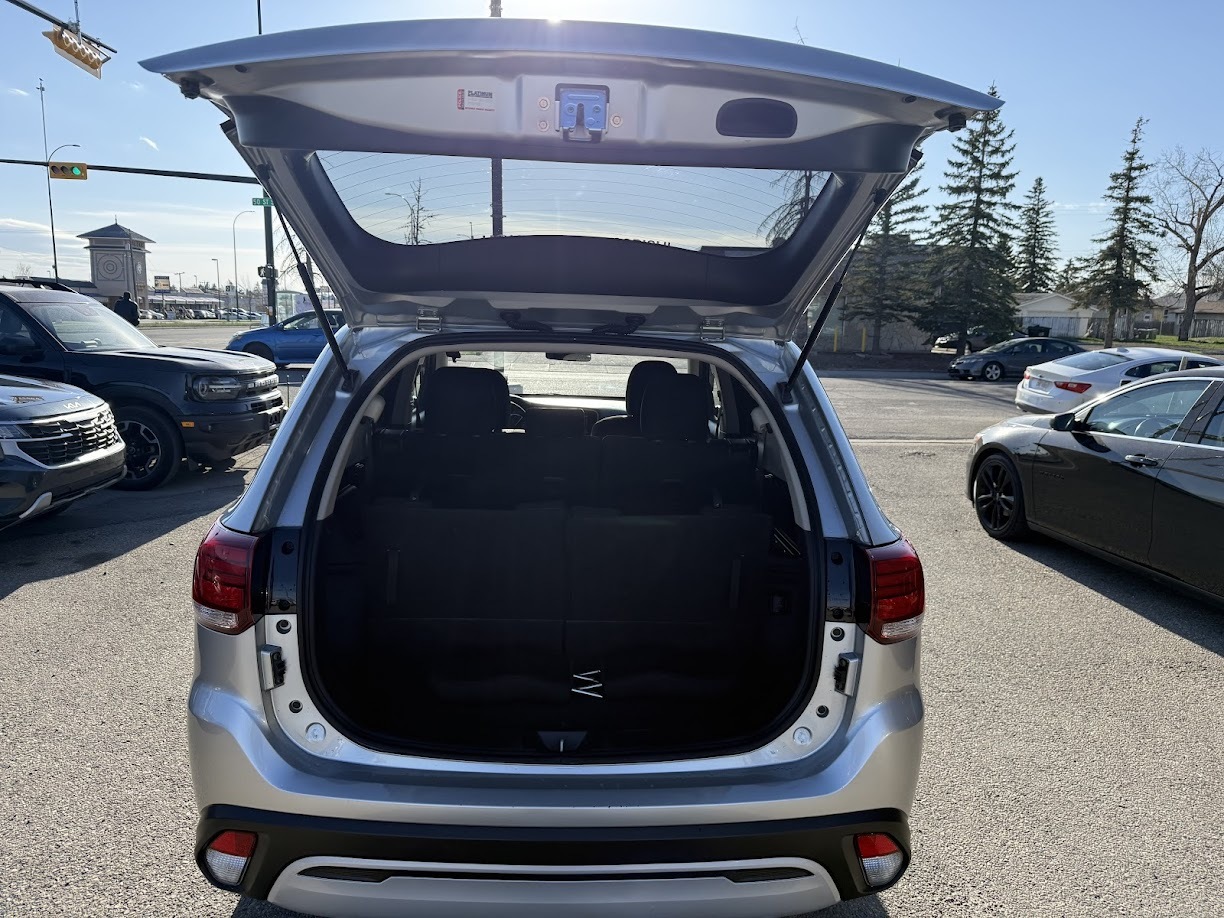 2020 Mitsubishi Outlander — view 6
