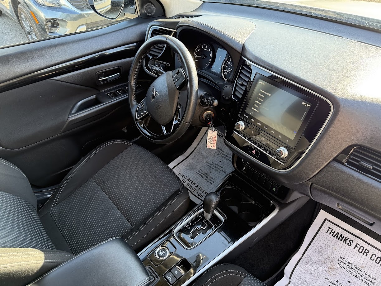 2020 Mitsubishi Outlander — view 14