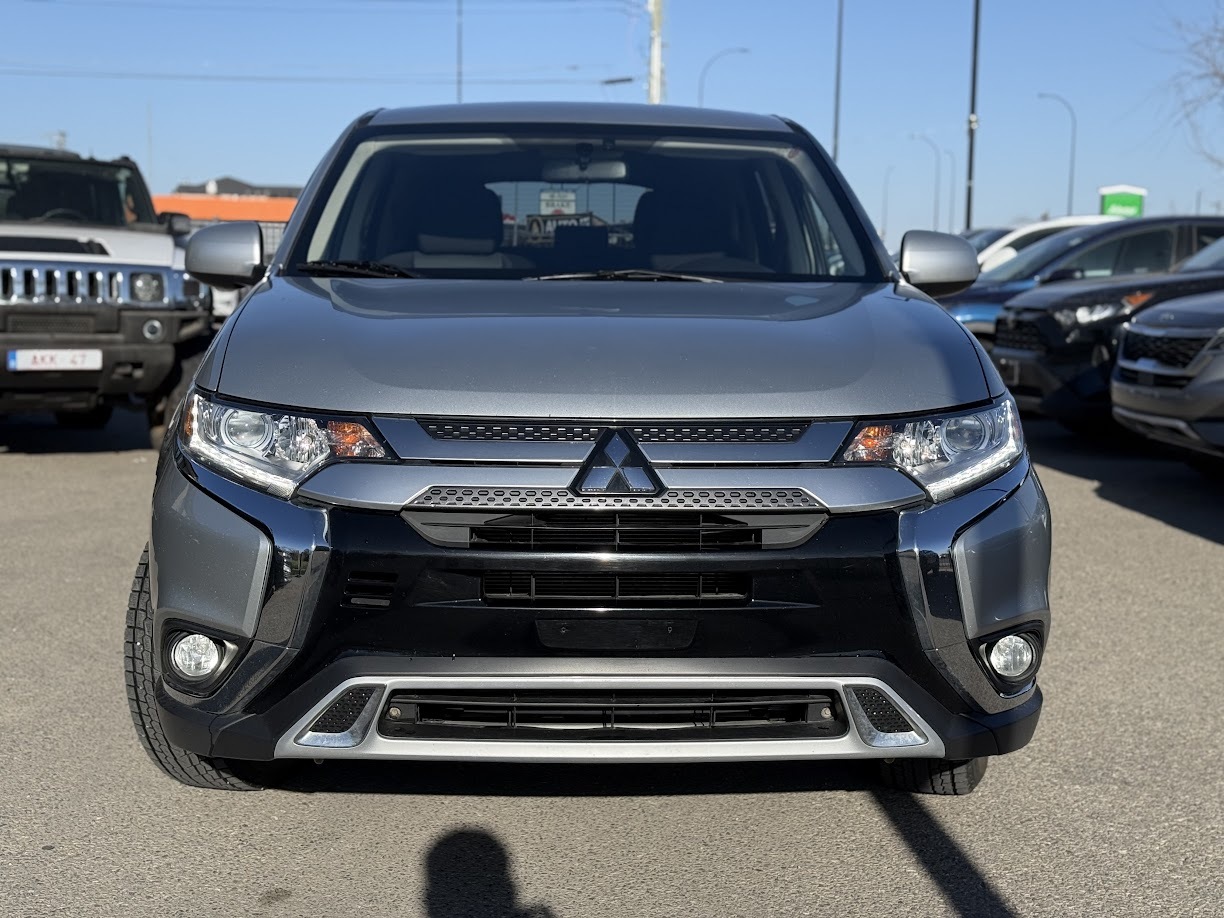 2020 Mitsubishi Outlander — view 2
