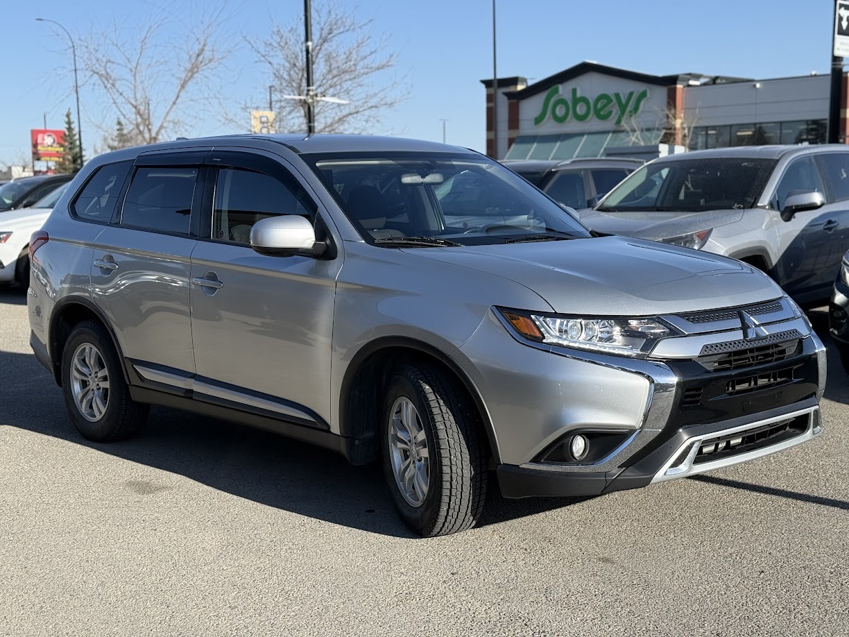 2020 Mitsubishi Outlander — view 3