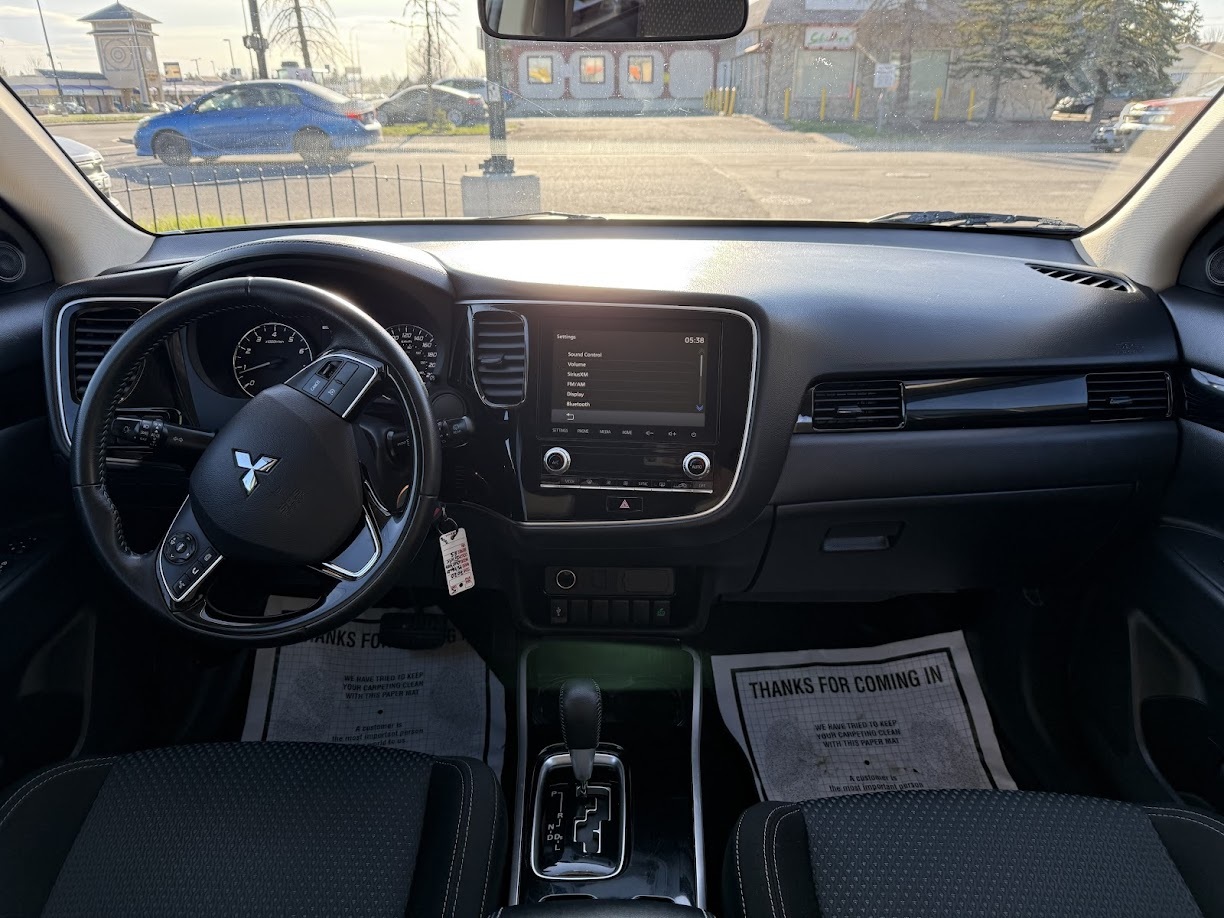 2020 Mitsubishi Outlander — view 13