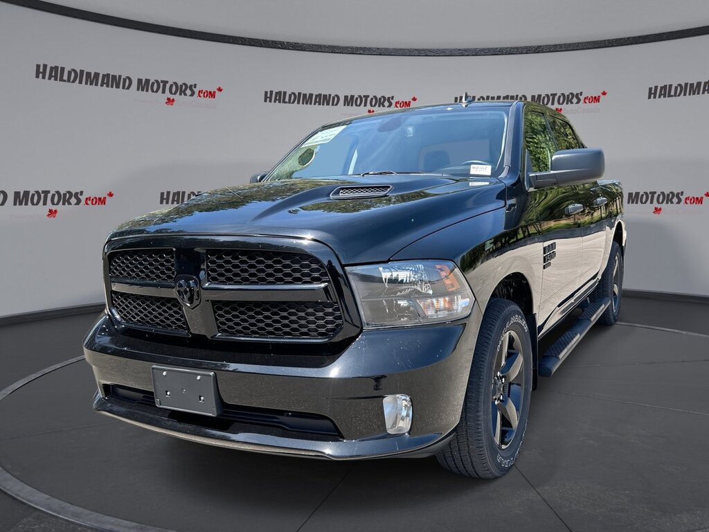 2023 Ram 1500 Classic Express Crew Cab 5'7 Box 4x4 | No accidents | Heat