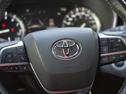 used 2021 Toyota Highlander car, priced at $40,995