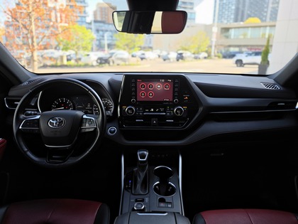 used 2021 Toyota Highlander car, priced at $40,995