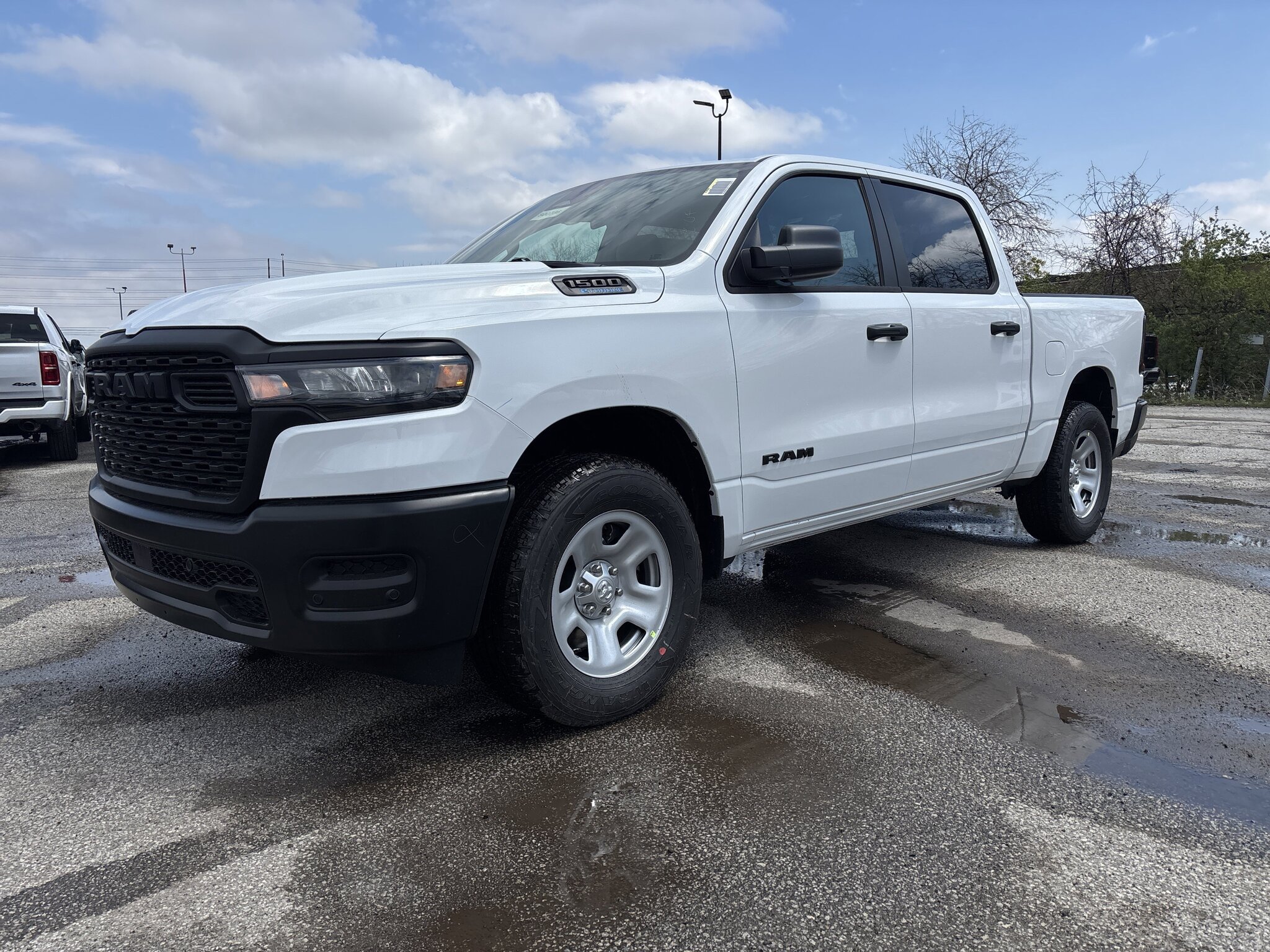 2026 RAM 1500 Tradesman 4x4 Crew Cab 5'7" Box Truck