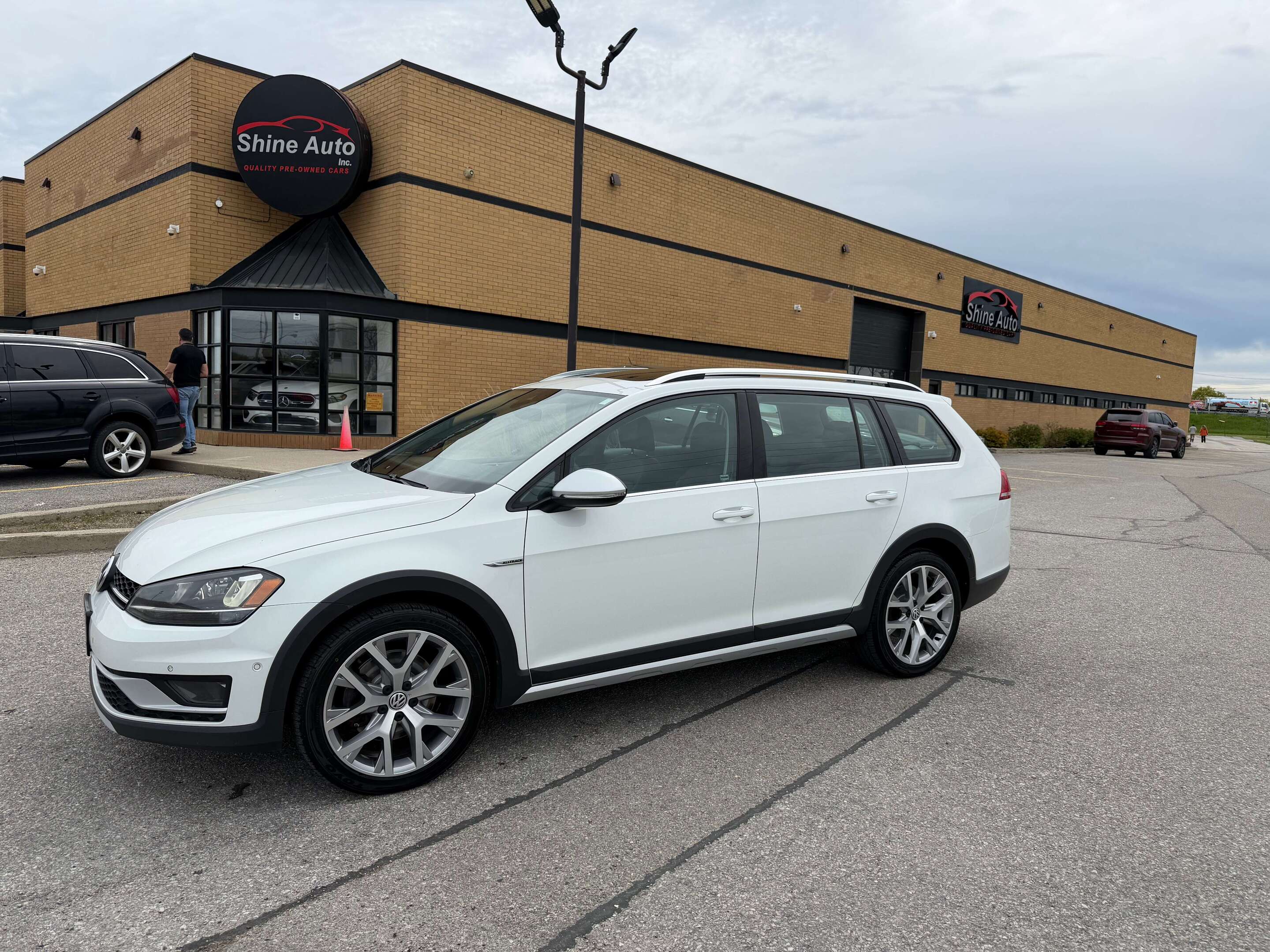 White 2017 Volkswagen Golf Alltrack AWD Wagon Automatic