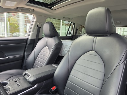 used 2023 Toyota Highlander car, priced at $46,995
