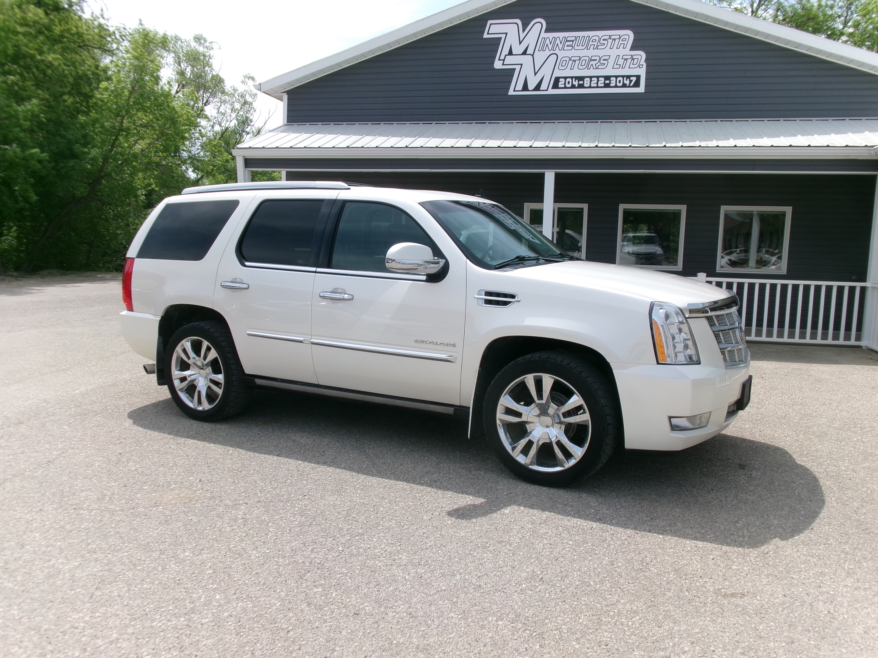 White 2011 Cadillac Escalade Platinum 4WD SUV / Crossover All-Wheel Drive 6-Speed Automatic