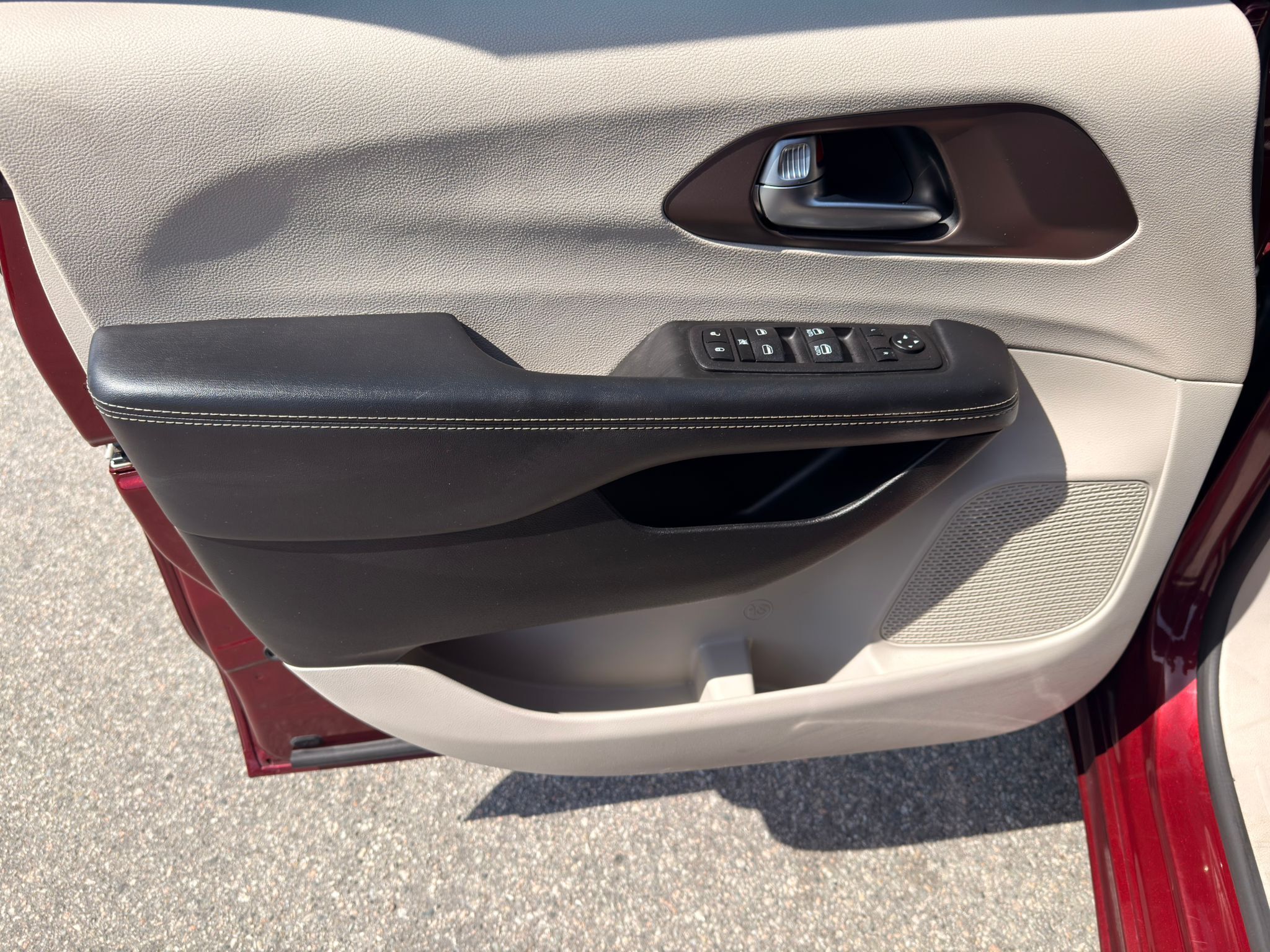 2023 Chrysler Grand Caravan — view 10