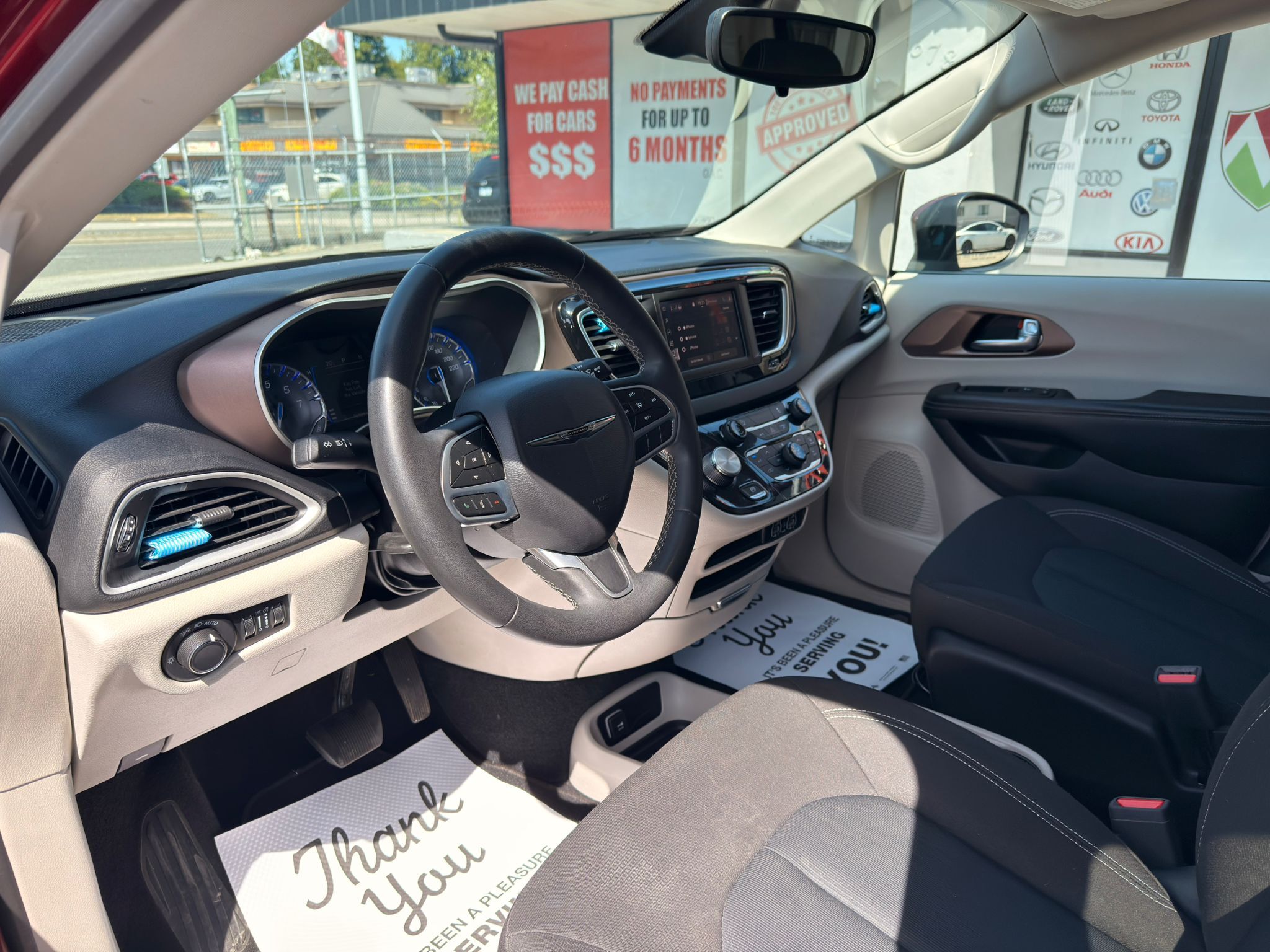 2023 Chrysler Grand Caravan — view 9