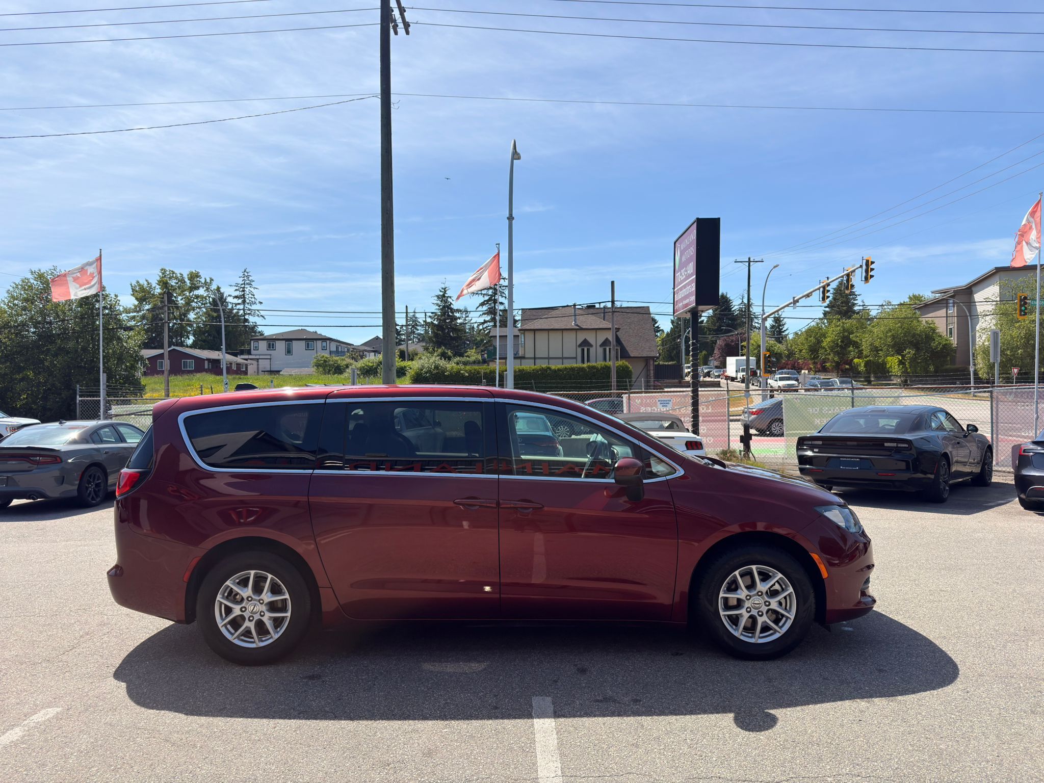 2023 Chrysler Grand Caravan — view 4