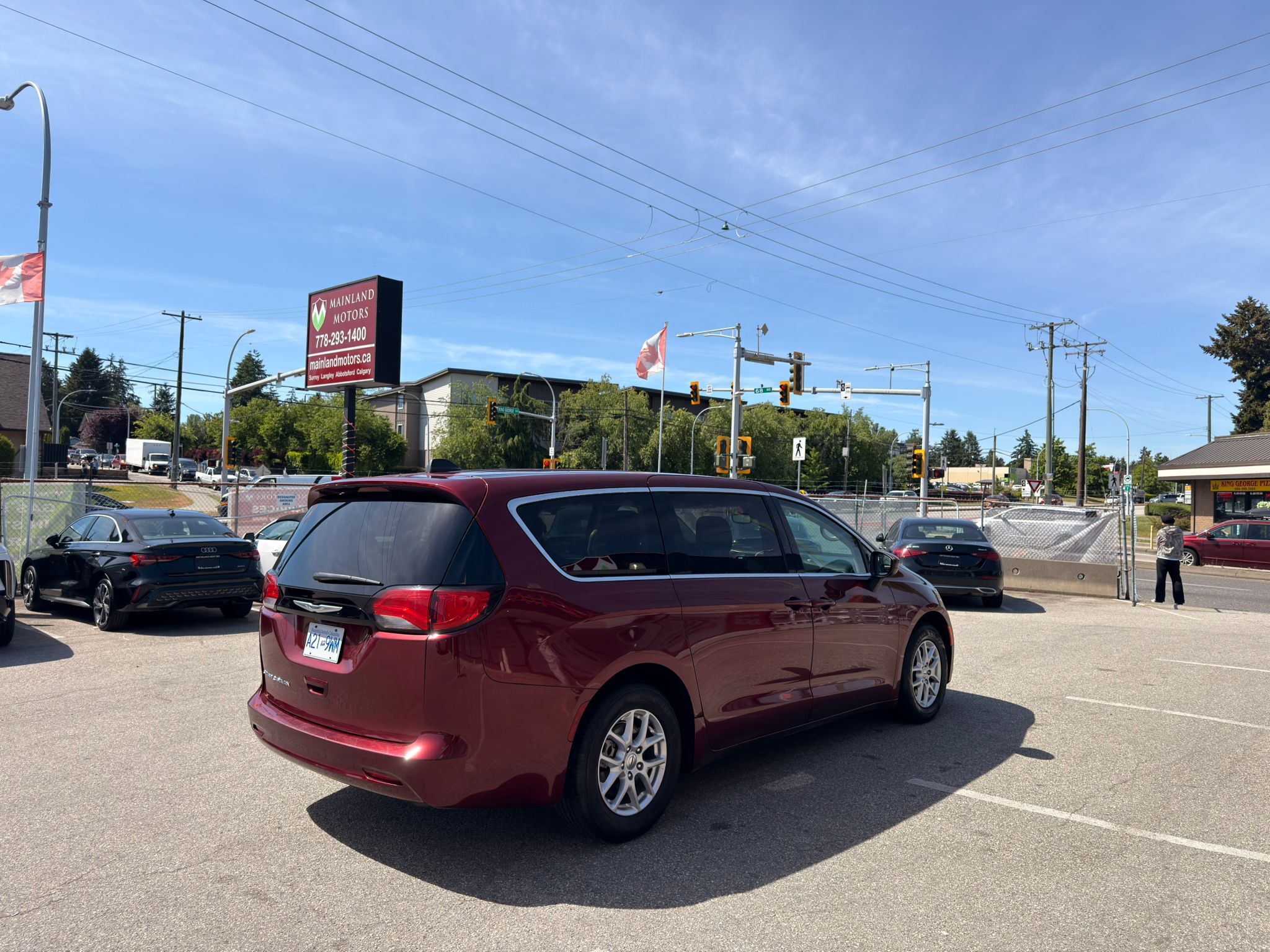 2023 Chrysler Grand Caravan — view 5