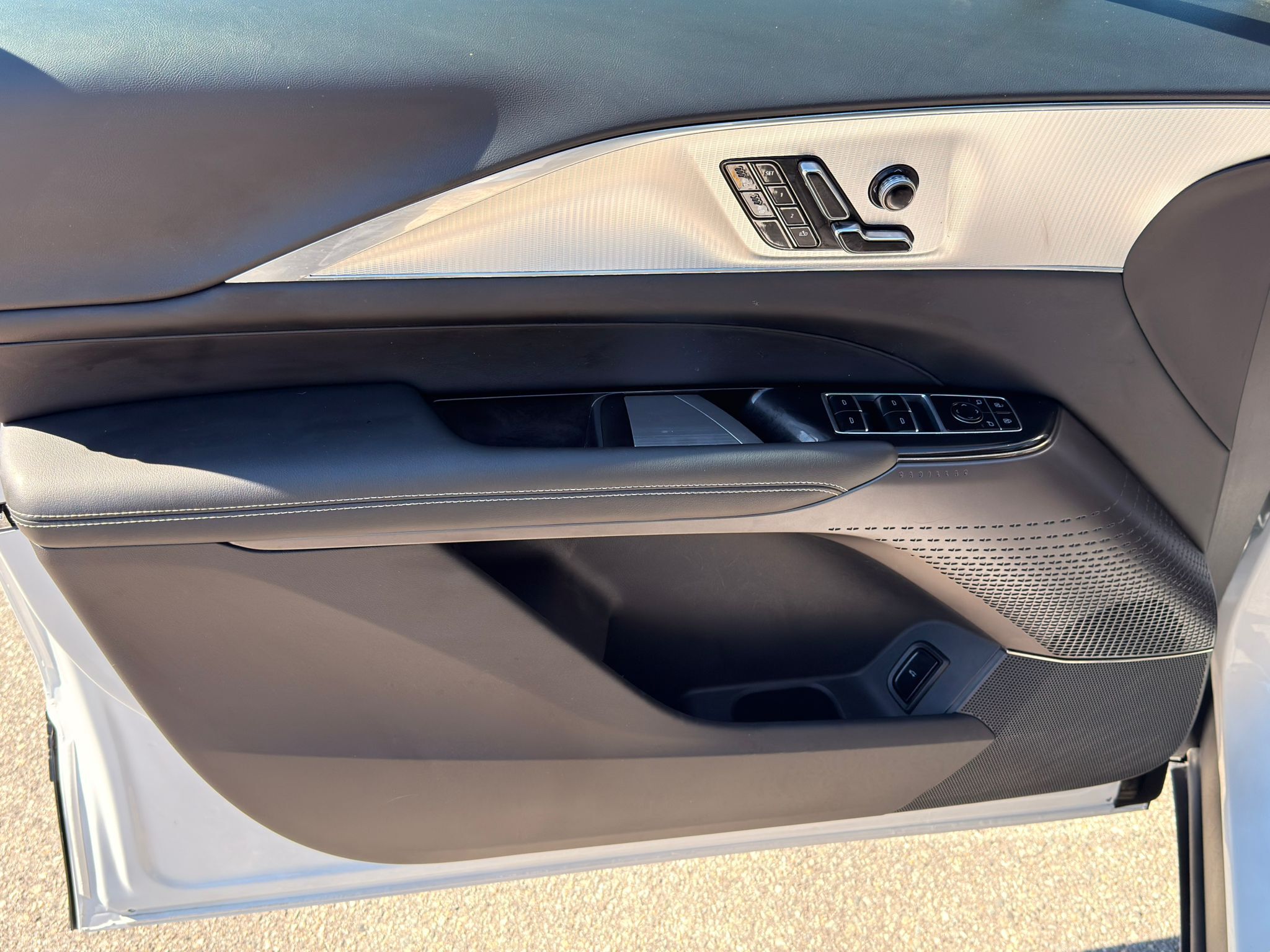2024 Cadillac LYRIQ — view 9
