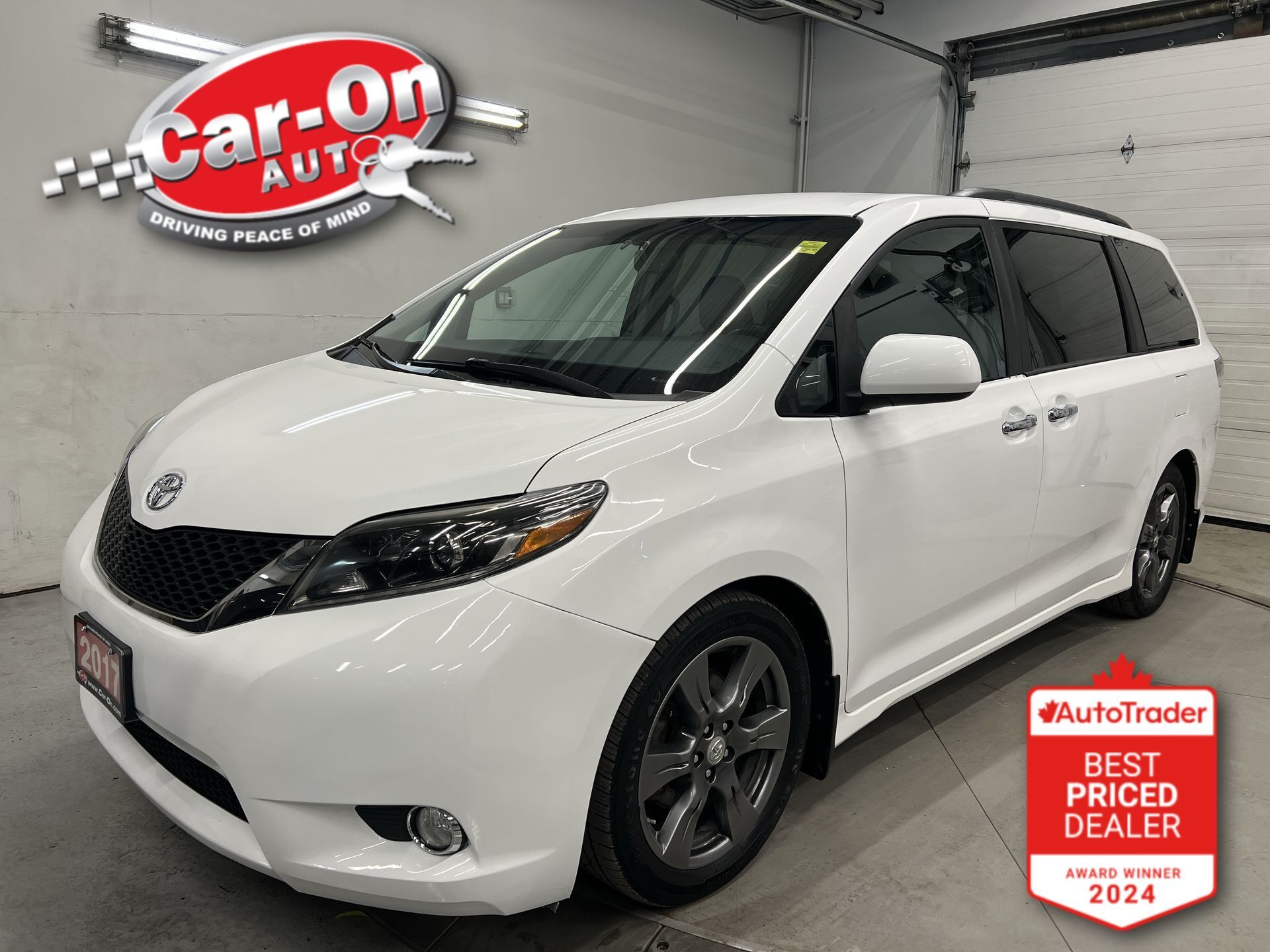 White 2017 Toyota Sienna SE 8-Passenger FWD Minivan Front-Wheel Drive Automatic