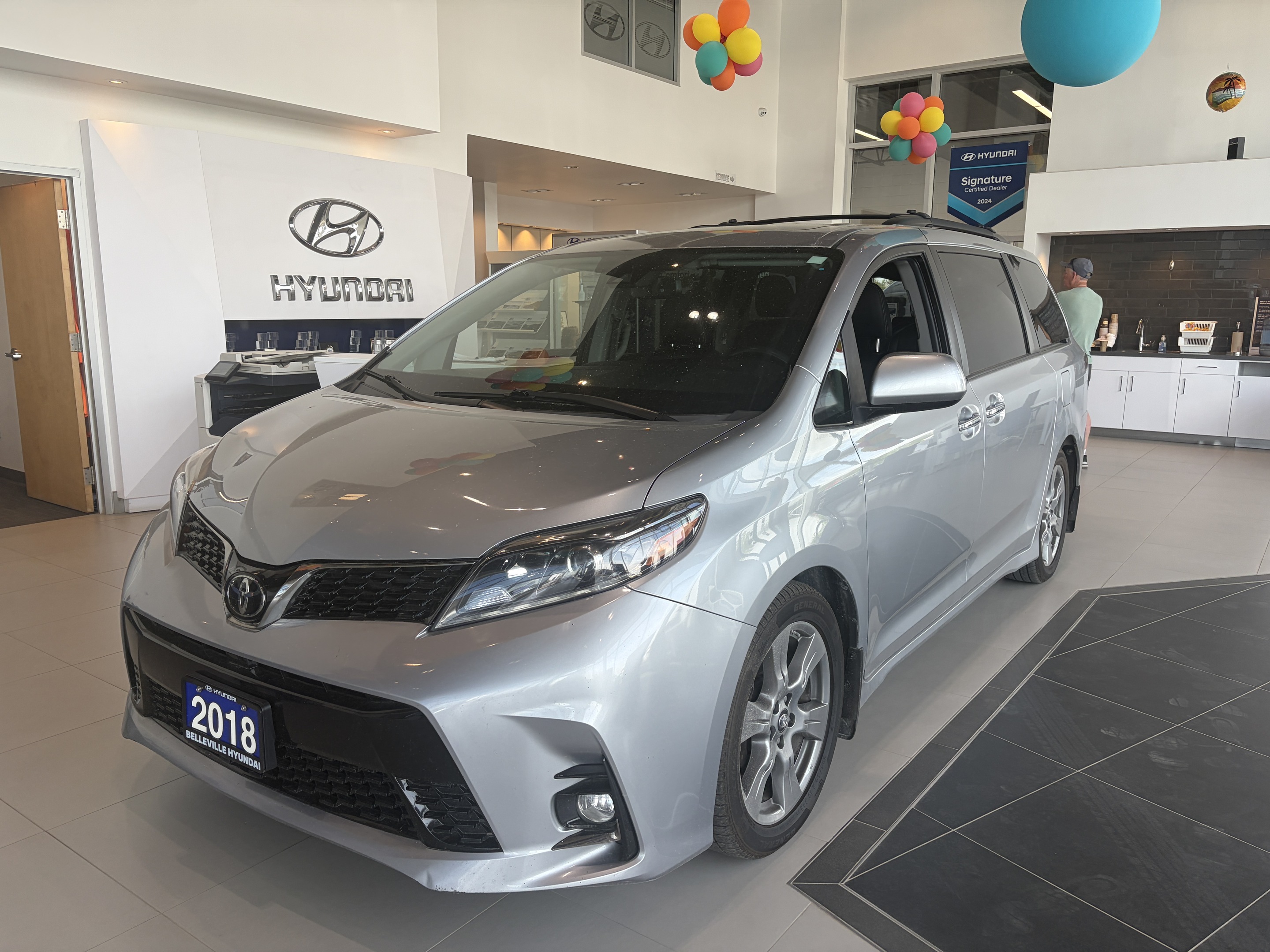 Silver 2018 Toyota Sienna SE 8-Passenger FWD Minivan Front-Wheel Drive Automatic