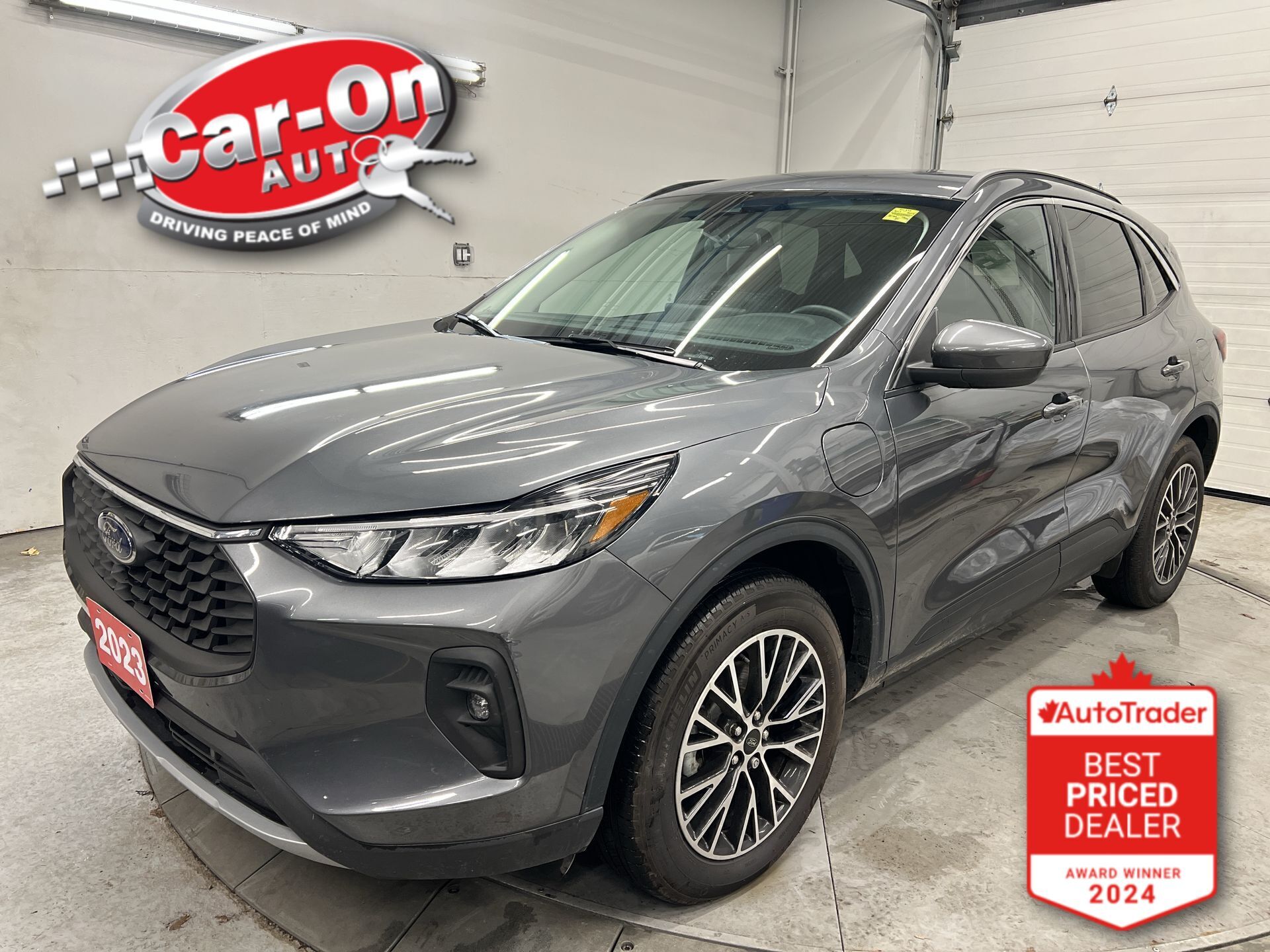 Gray 2023 Ford Escape Hybrid Plug-in FWD SUV / Crossover Front-Wheel Drive Automatic