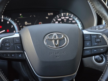 used 2021 Toyota Highlander car, priced at $39,995