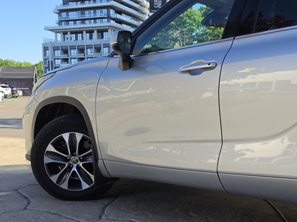 used 2021 Toyota Highlander car, priced at $39,995