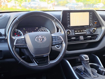 used 2021 Toyota Highlander car, priced at $39,995