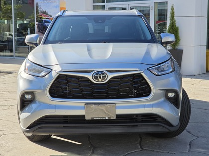 used 2021 Toyota Highlander car, priced at $39,995