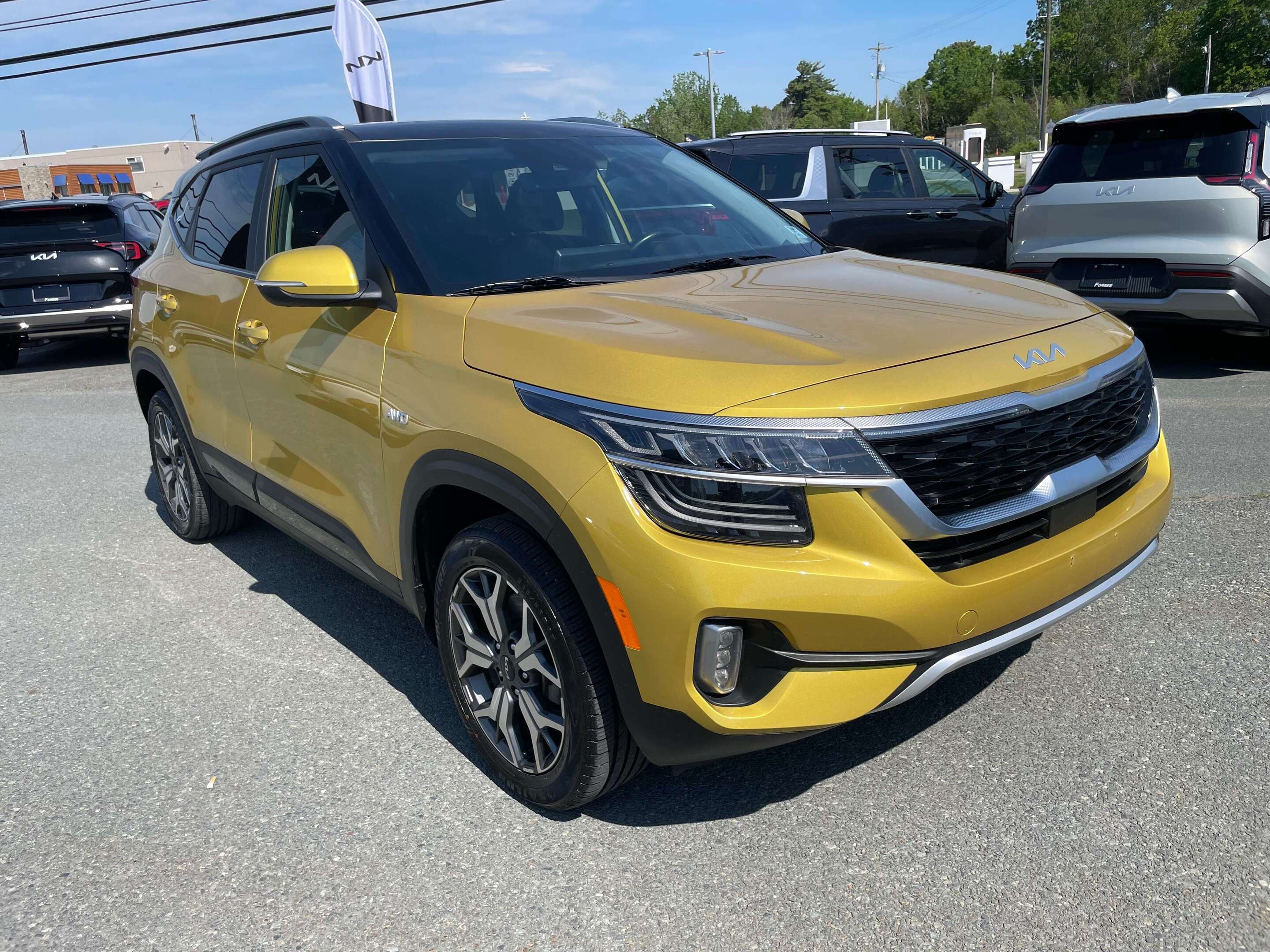 Yellow 2023 Kia Seltos EX Premium AWD SUV / Crossover Continuously Variable Transmission
