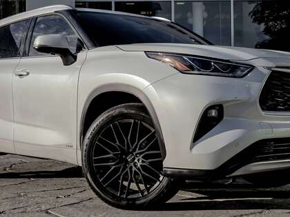 used 2022 Toyota Highlander car, priced at $44,495