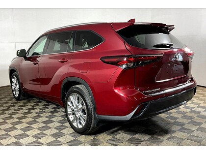 used 2024 Toyota Highlander car, priced at $55,998