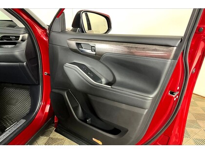 used 2024 Toyota Highlander car, priced at $55,998