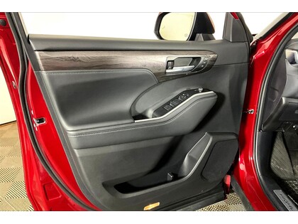 used 2024 Toyota Highlander car, priced at $55,998