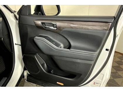 used 2022 Toyota Highlander car, priced at $44,998