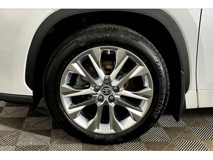 used 2022 Toyota Highlander car, priced at $44,998