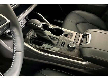 used 2022 Toyota Highlander car, priced at $44,998
