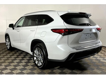 used 2022 Toyota Highlander car, priced at $44,998