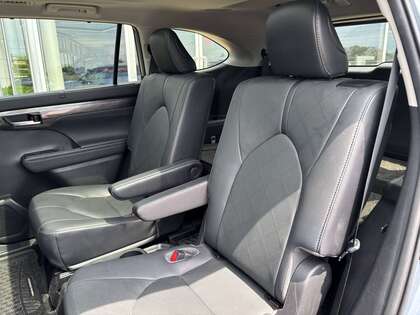 used 2021 Toyota Highlander car, priced at $39,995