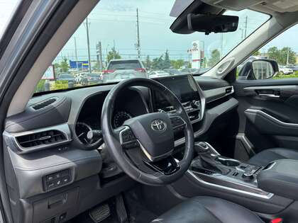used 2021 Toyota Highlander car, priced at $39,995
