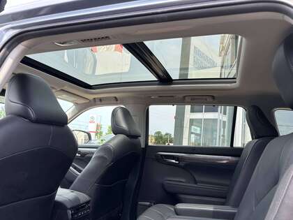used 2021 Toyota Highlander car, priced at $39,995