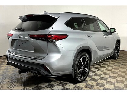 used 2021 Toyota Highlander car, priced at $40,998