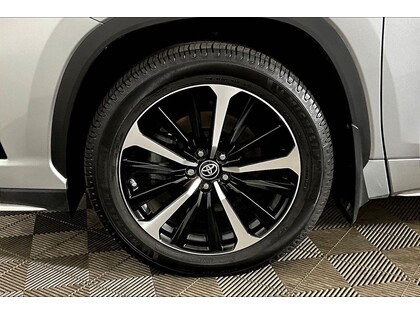 used 2021 Toyota Highlander car, priced at $40,998