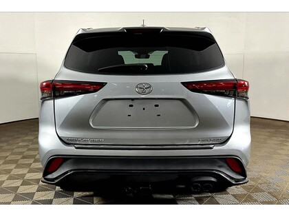 used 2021 Toyota Highlander car, priced at $40,998