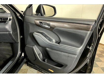 used 2021 Toyota Highlander car, priced at $40,998