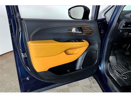 used 2023 Chrysler Pacifica Hybrid car, priced at $39,998