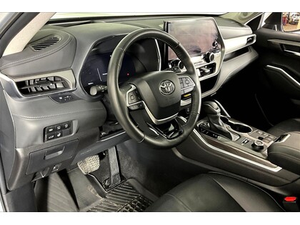 used 2024 Toyota Highlander car, priced at $51,998